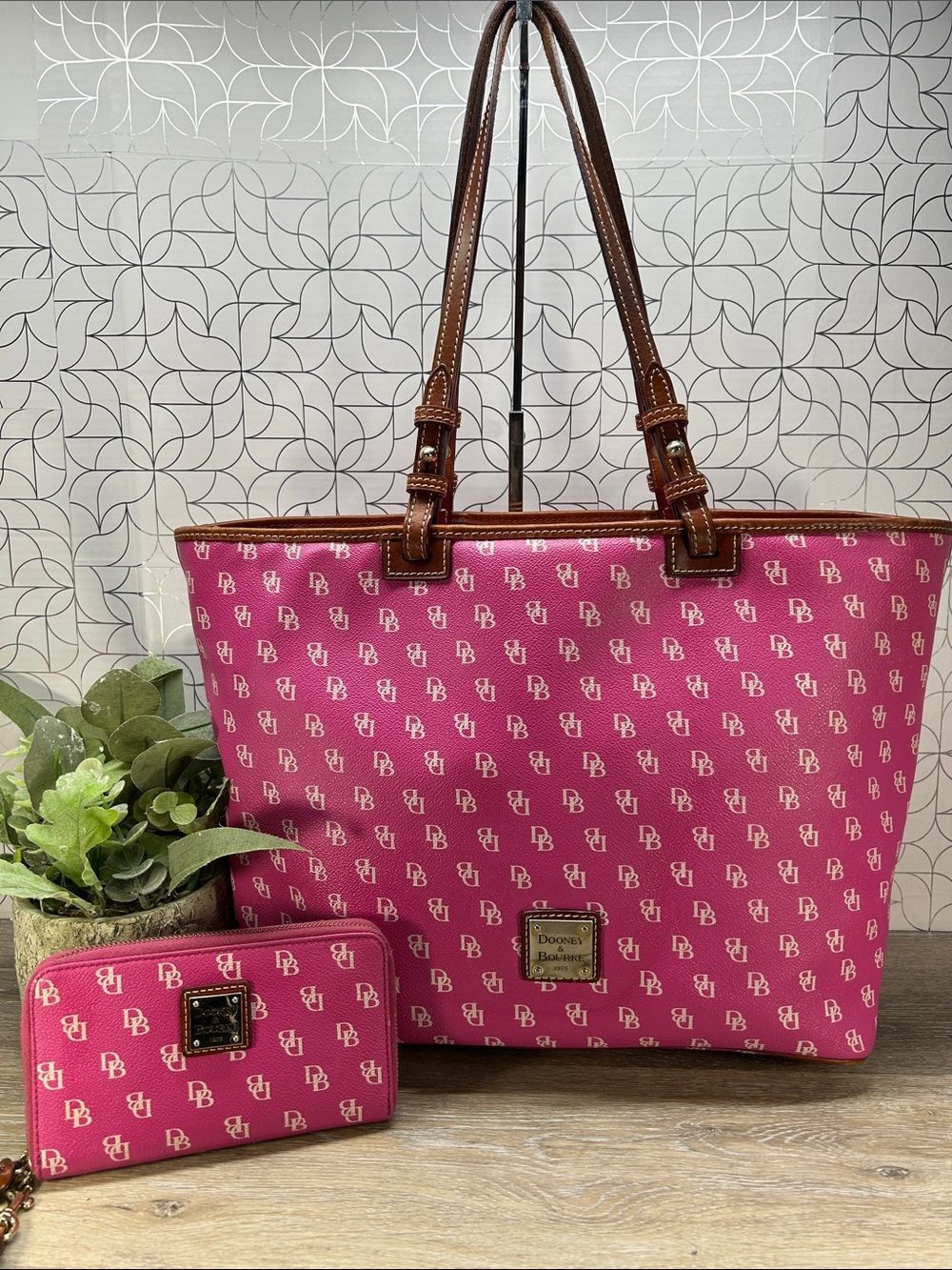 A0B8 Dooney & Bourke Pink Logo Tote with Matching Wallet DEA0B8